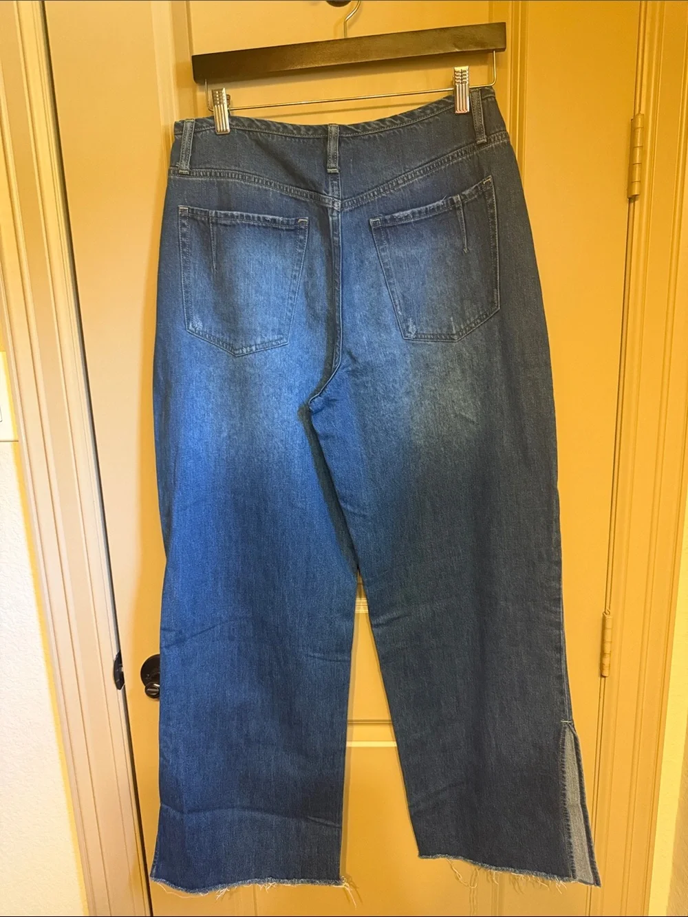 Evereve Dark Wash Blue Cropped Straight Jeans